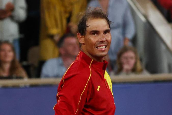 Rafael Nadal sonríe posterior al triunfo en dobles junto a Carlos Alcaraz en Juegos Olímpicos.