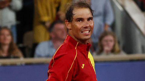 Rafael Nadal sonríe posterior al triunfo en dobles junto a Carlos Alcaraz en Juegos Olímpicos.