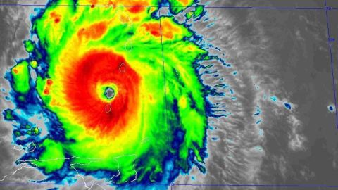 Se reportaron vientos máximos sostenidos de 257 km/h.