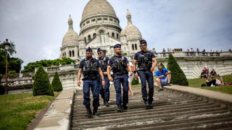 Agentes de policía en la Basílica Sacre-Coeur de cara a la inauguración de los Juegos Olímipicos.