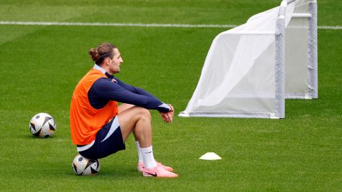 El jugador de la selección de Francia, Adrien Rabiot, durante el entrenamiento que el equipo francés ha realizado este sábado en Paderborn.