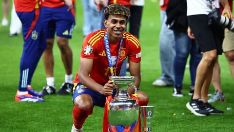 Lamine Yamal, de tan solo 17 años, posa con la copa de la Eurocopa 2024.