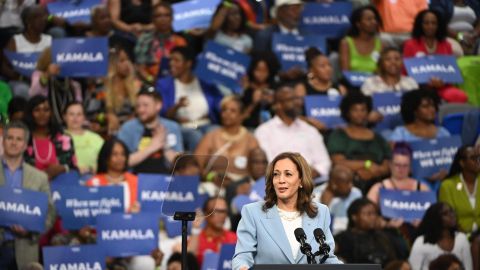 La vicepresidenta estadounidense, Kamala Harris, habla durante un mitin de campaña en el Georgia State Convocation Center en Atlanta, Georgia, EE.UU., el 30 de julio de 2024.