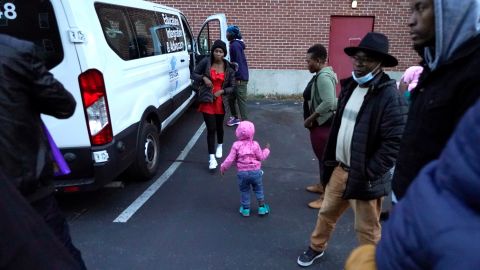 Familias inmigrantes bajan de una camioneta al llegar a un refugio, el jueves 16 de noviembre de 2023, en Quincy, Massachusetts