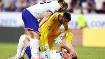 Jugadores de Estados Unidos se muestran frustrados tras caer ante Uruguay y quedar eliminados de la Copa América.