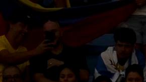 Hinchas colombianos en el partido entre Uruguay y Colombia.