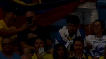 Hinchas colombianos en el partido entre Uruguay y Colombia.