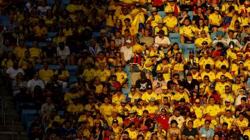 Hinchas colombianos en el partido entre Uruguay y Colombia.