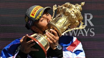 Lewis Hamilton celebra con el trofeo del Gran Premio de Inglaterra.
