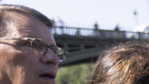 La alcaldesa de París Anne Hidalgo luego de haber nadado en el río Sena.