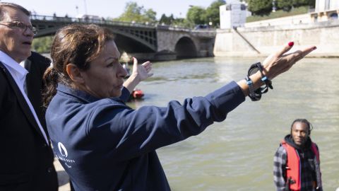 La alcaldesa de París Anne Hidalgo luego de haber nadado en el río Sena.