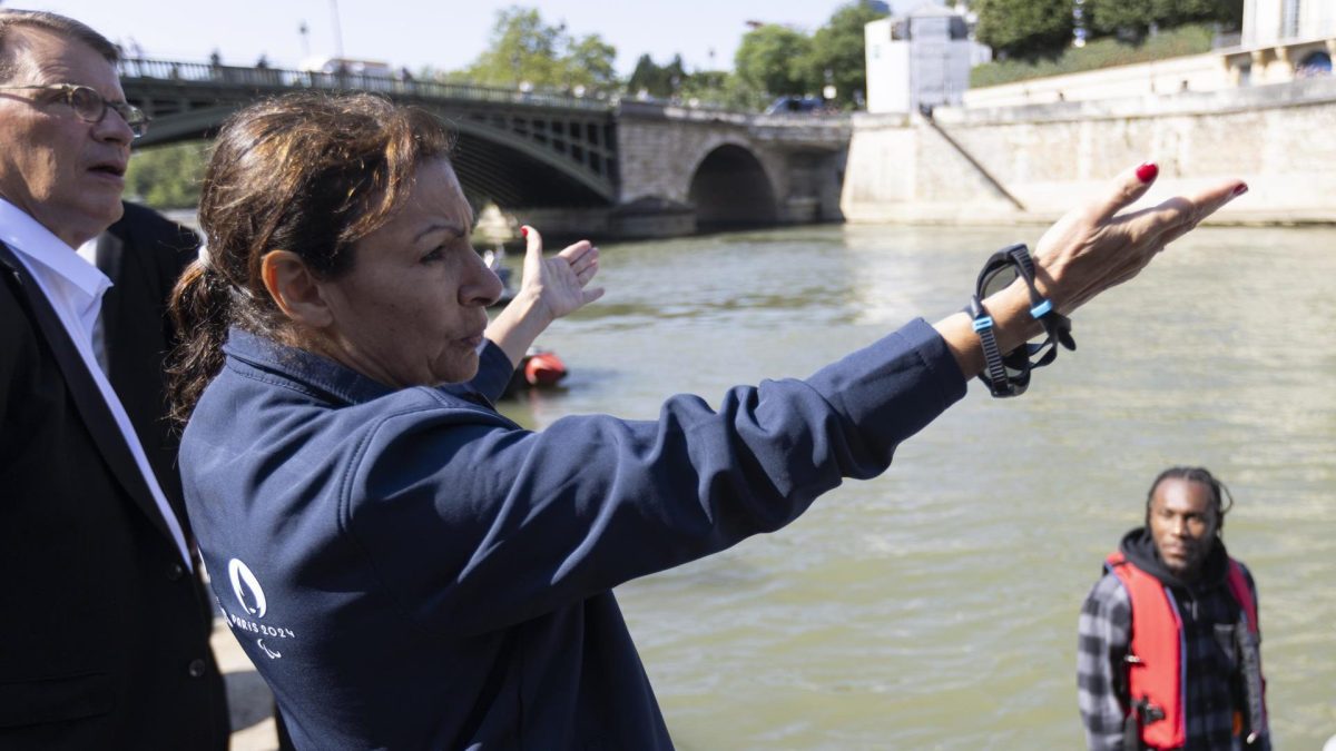 Alcaldesa de París Anne Hidalgo nadó en el río Sena a días de los Juegos Olímpicos