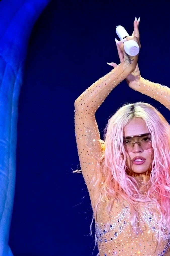 Karol G actuando en un show.