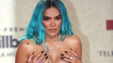 Karol G posando.