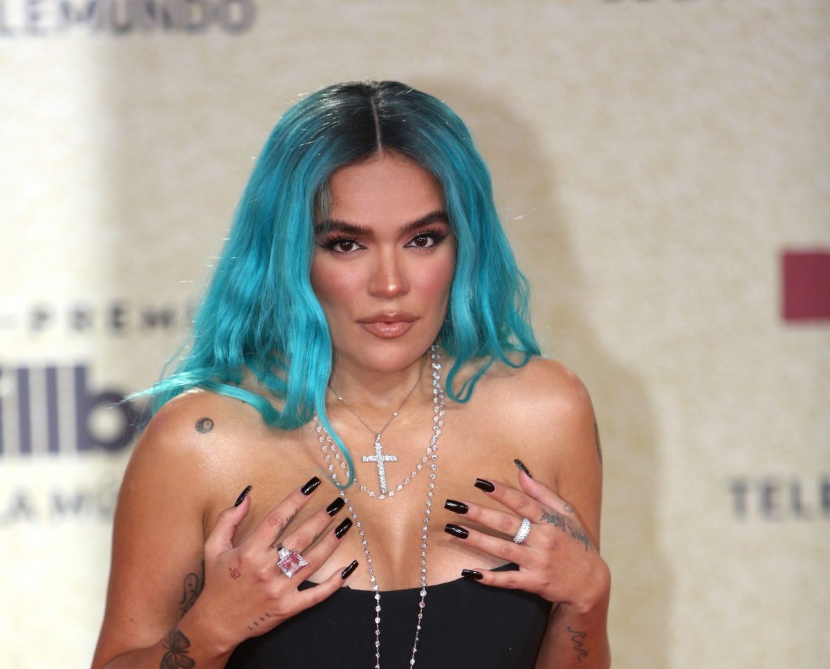 VIDEO: Karol G demuestra la buena relación que tiene con la familia de Feid