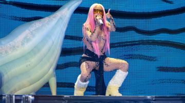 Karol G actuando en un show.