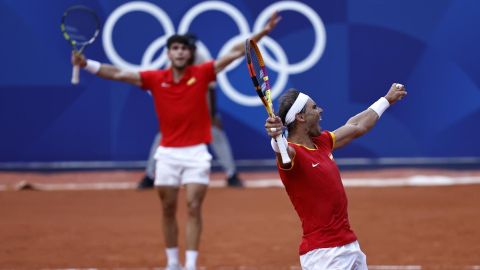 Los españoles Rafael Nadal y Carlos Alcaraz celebran su victoria ante Tallon Griekspoor y Wesley Koolhof, de Países Bajos.