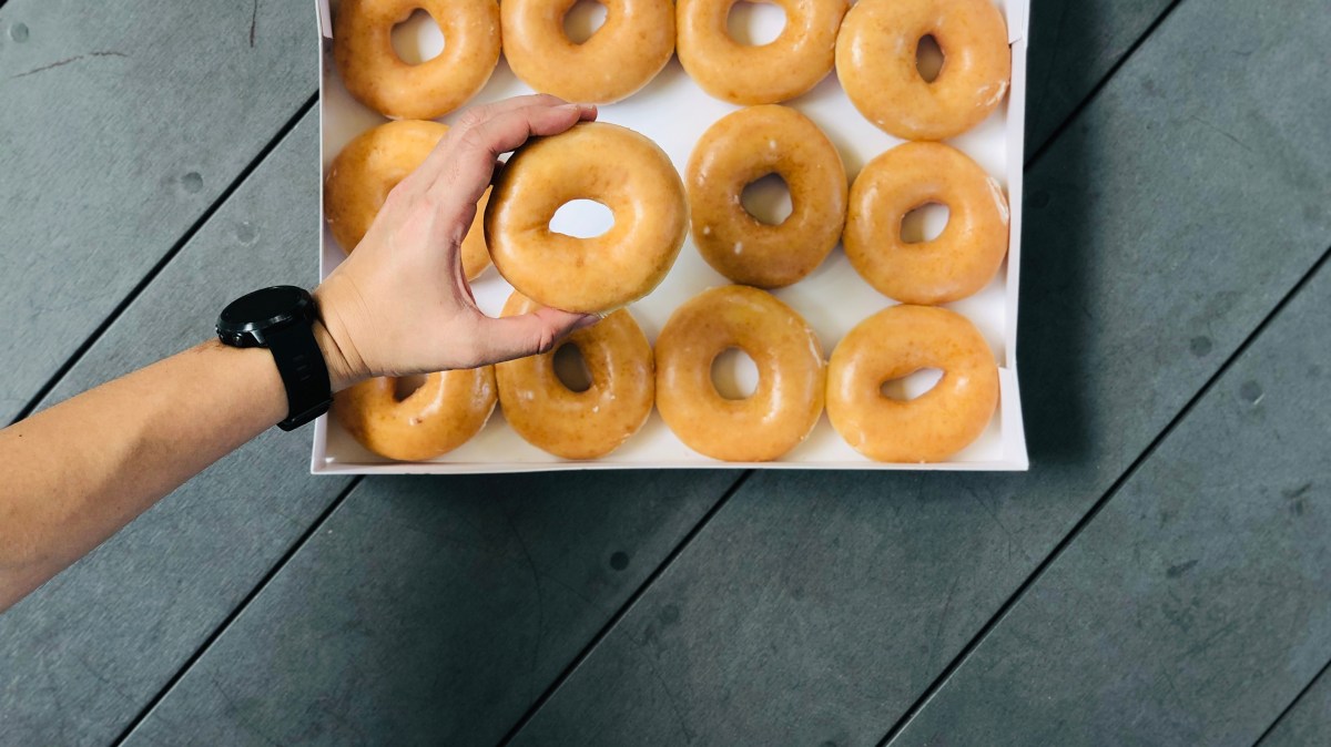 Krispy Kreme celebra su aniversario vendiendo docenas de donas glaseadas por 87 centavos