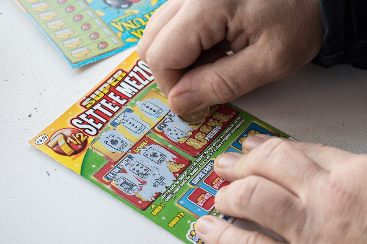 Hombre gana $100,000 en la lotería al comprar 2 raspaditos