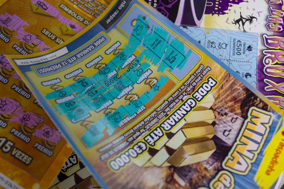 Mujer gana $1 millón de dólares en la lotería y piensa que es un error