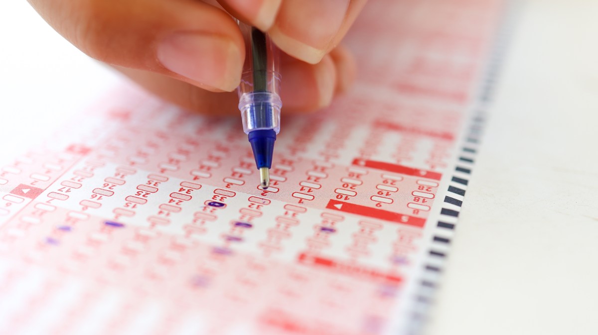 Lotería: hombre de 92 años predice que ganará un premio mayor y se lleva $400,000