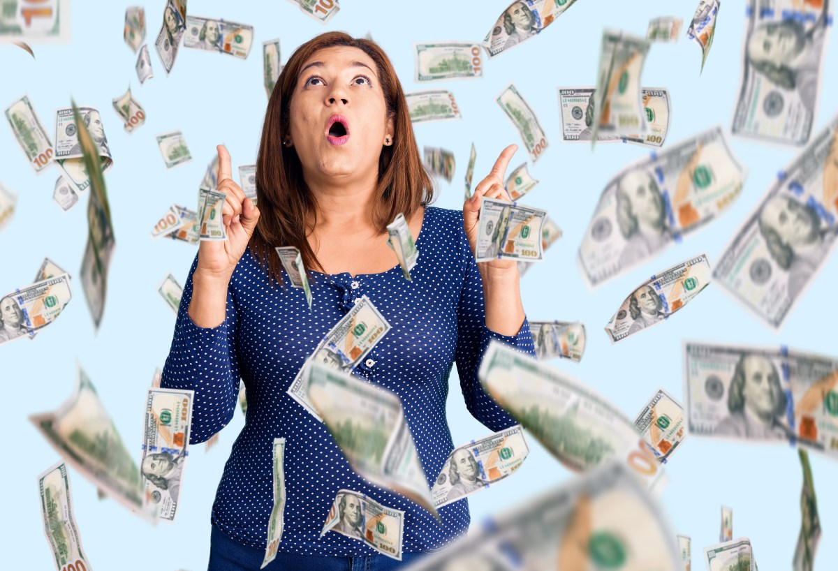 Mujer gana $617,229 en la lotería sin salir de casa
