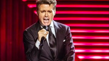 Luis Miguel actuando en un show.