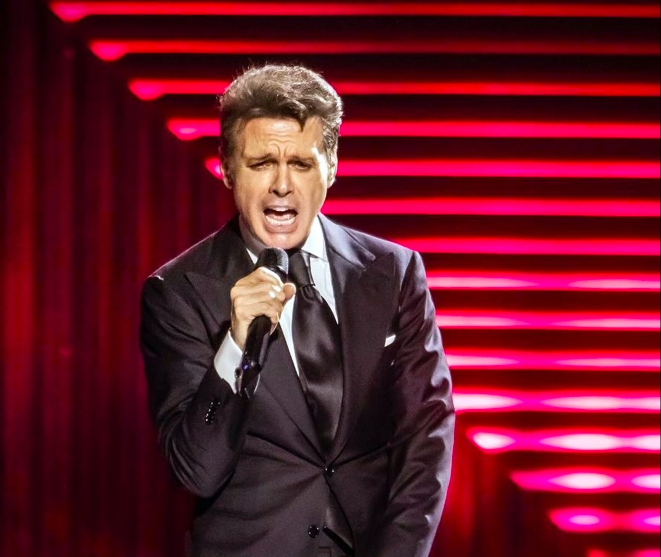 Luis Miguel actuando en un show.