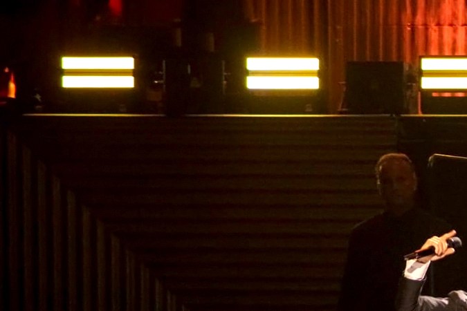 Luis Miguel actuando en un show.