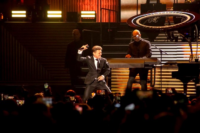 Luis Miguel actuando en un show.