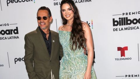 Marc Anthony y Nadia Ferrreira posando.