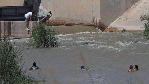Un grupo de migrantes cruzan el río Bravo este miércoles, en Ciudad Juárez (México).