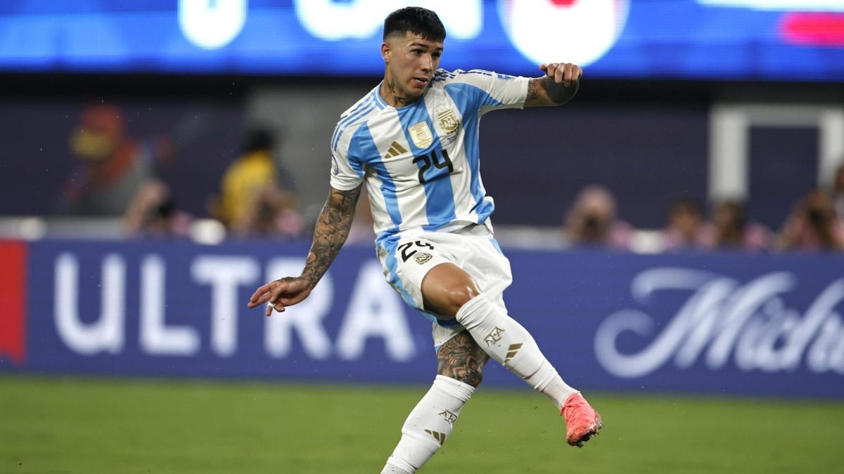 Enzo Fernández se disculpa por cántico racista y el Chelsea toma medidas disciplinarias