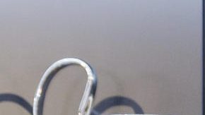 El presidente del Real Madrid, Florentino Pérez (d), posa junto al centrocampista croata Luka Modric (i), que ha firmado su renovación con el club hasta el 30 de junio de 2025.