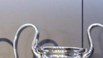 El presidente del Real Madrid, Florentino Pérez (d), posa junto al centrocampista croata Luka Modric (i), que ha firmado su renovación con el club hasta el 30 de junio de 2025.