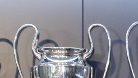 El presidente del Real Madrid, Florentino Pérez (d), posa junto al centrocampista croata Luka Modric (i), que ha firmado su renovación con el club hasta el 30 de junio de 2025.