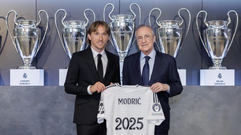 El presidente del Real Madrid, Florentino Pérez (d), posa junto al centrocampista croata Luka Modric (i), que ha firmado su renovación con el club hasta el 30 de junio de 2025.