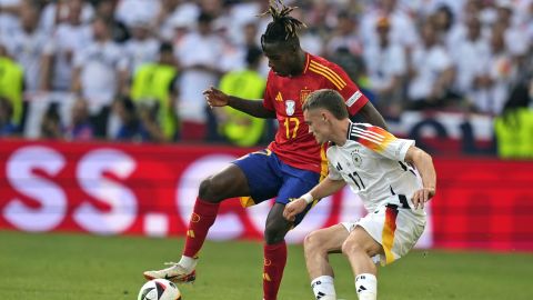 Nico Williams disputa un balón con Florian Wirtz en el Alemania vs España.