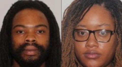 Justin Rollins y Deja Rollins, los padres del niño.