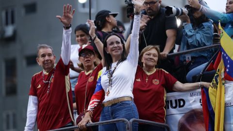 La líder opositora María Corina Machado (d) saluda durante un acto de campaña del Candidato opositor Edmundo González (i) este jueves, en Caracas (Venezuela).