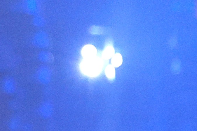 Peso Pluma actuando en un show.