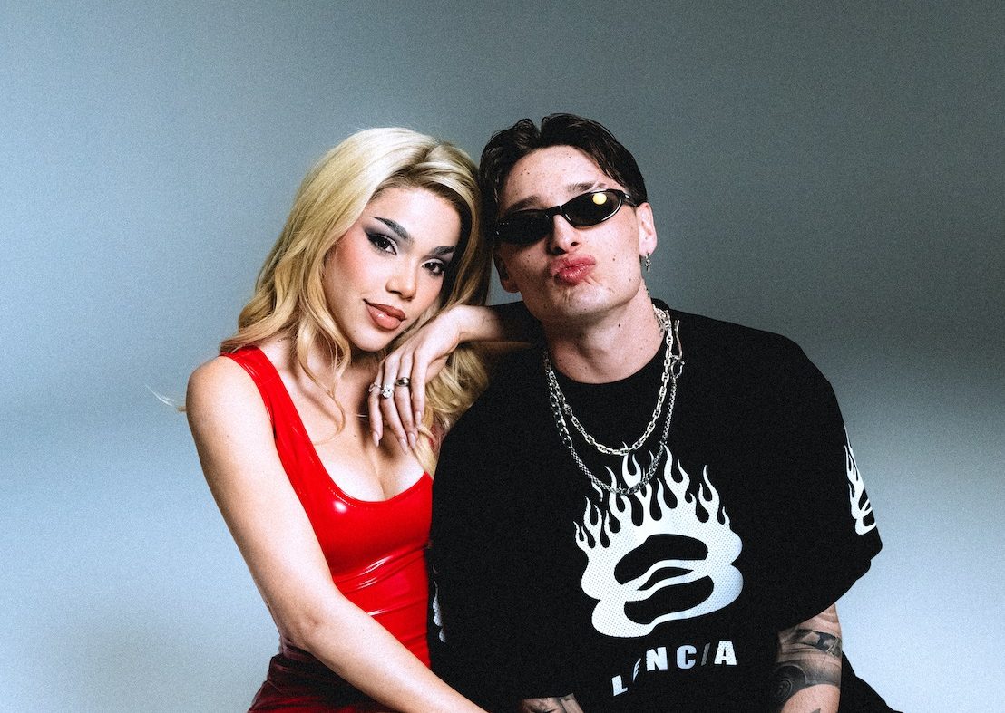 Peso Pluma y Kenia Os posando.