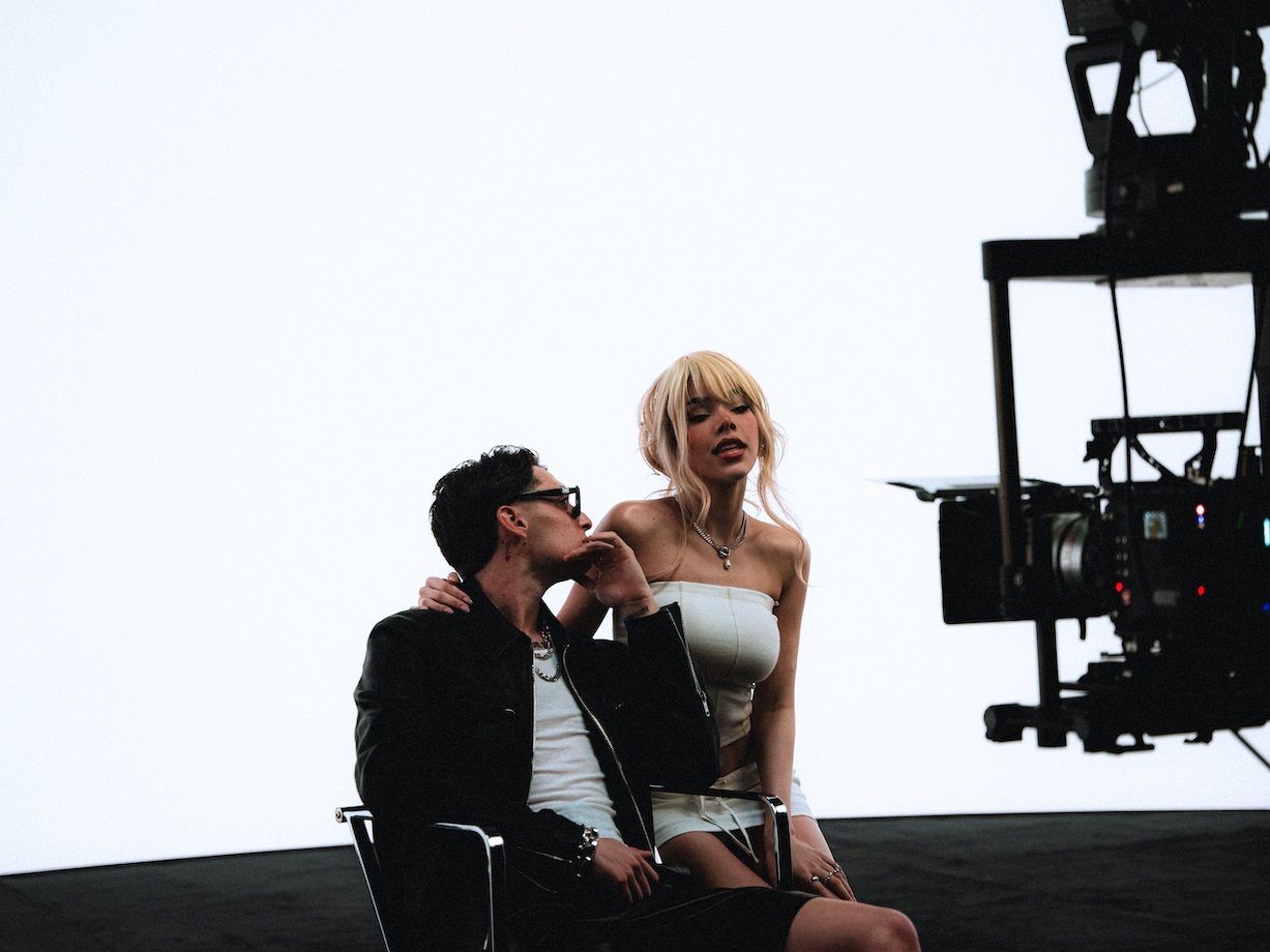 Peso Pluma y Kenia Os posando.