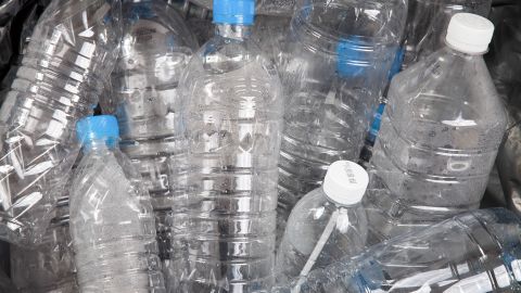 Hispano en Nueva York revela cuánto dinero gana por recoger latas y botellas de plástico