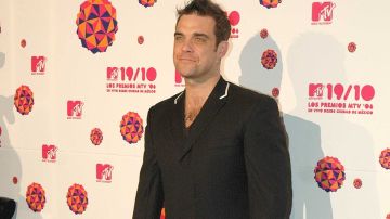 Robbie Williams posando.