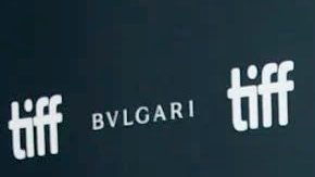 Salma Hayek posando.