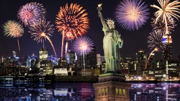 Manhattan,Skyline,,The,Statue,Of,Liberty,Fireworks,At,Night,,New