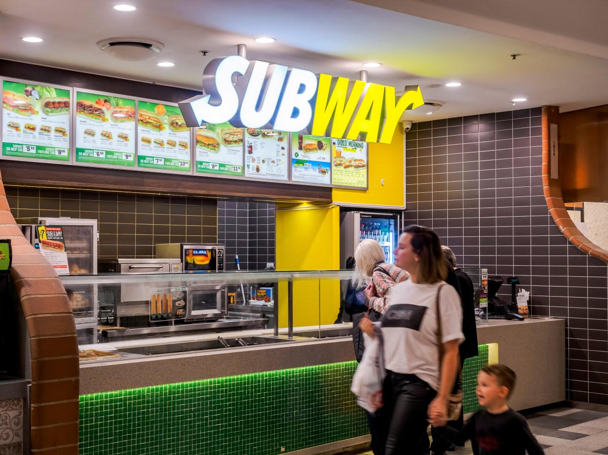 Empleada de Subway rechaza atender a clientes por camisetas cristianas