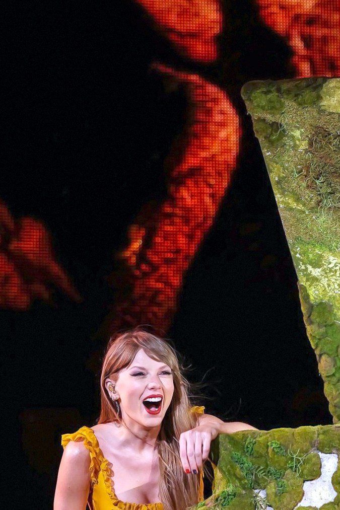 Taylor Swift actuando en un show.