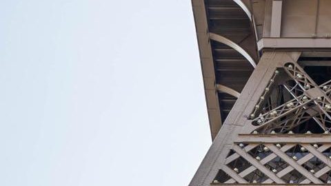 Los anillos olímpicos decoran la icónica torre Eiffel.